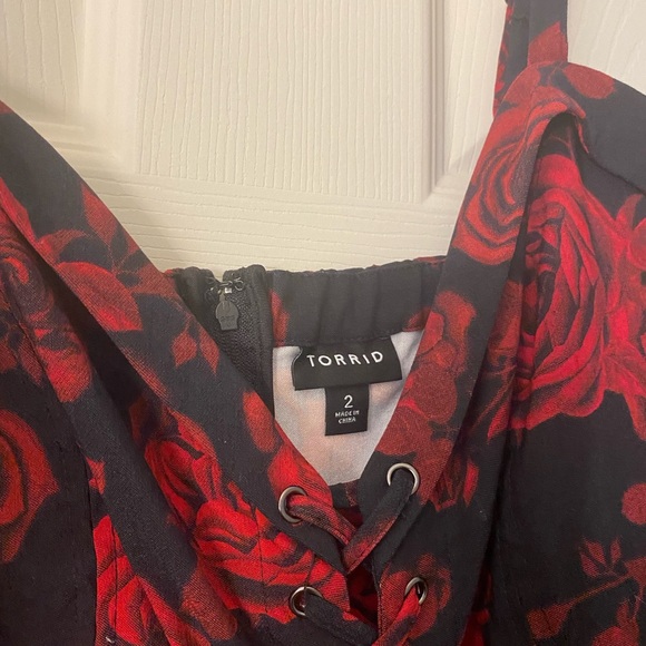 Torrid Red And Black Floral Bengaline Lace-Up Peplum Top (part of a set) - Picture 6 of 8